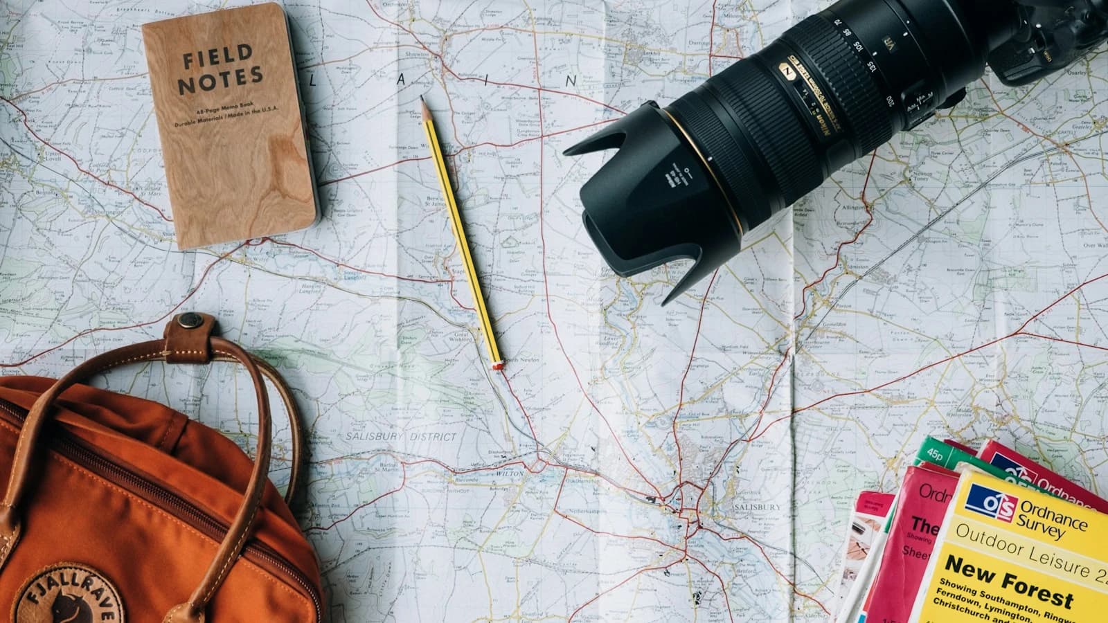 Un voyageur planifiant un voyage avec une carte illustrant les services d'une agence de voyages.