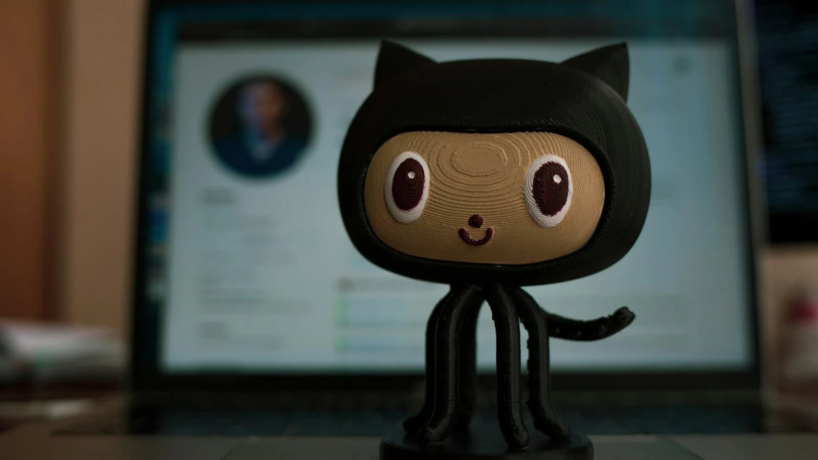 مشهد متعلق بـ GitHub لتوضيح التعاون على الشيفرة وCI/CD.