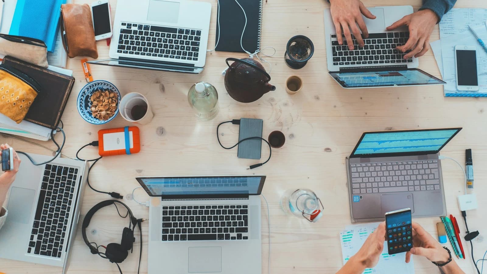 Une équipe devant ses ordinateurs pour illustrer la collaboration des services informatiques.